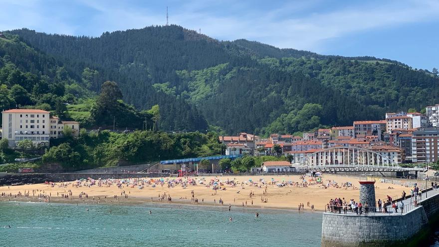 Detenido en Ondarroa por masturbase y sacar fotos a menores en las duchas de la playa