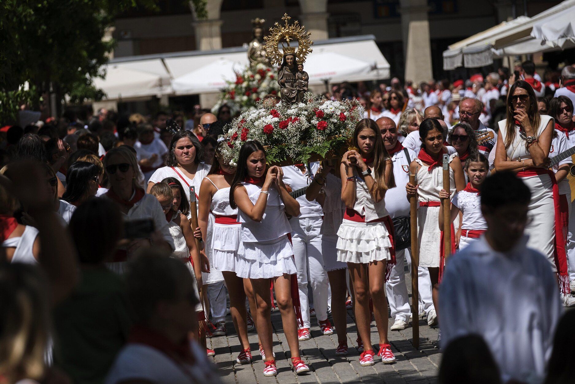 Fotos de la procesión y la pañuelada de este domingo en fiestas de Estella-Lizarra
