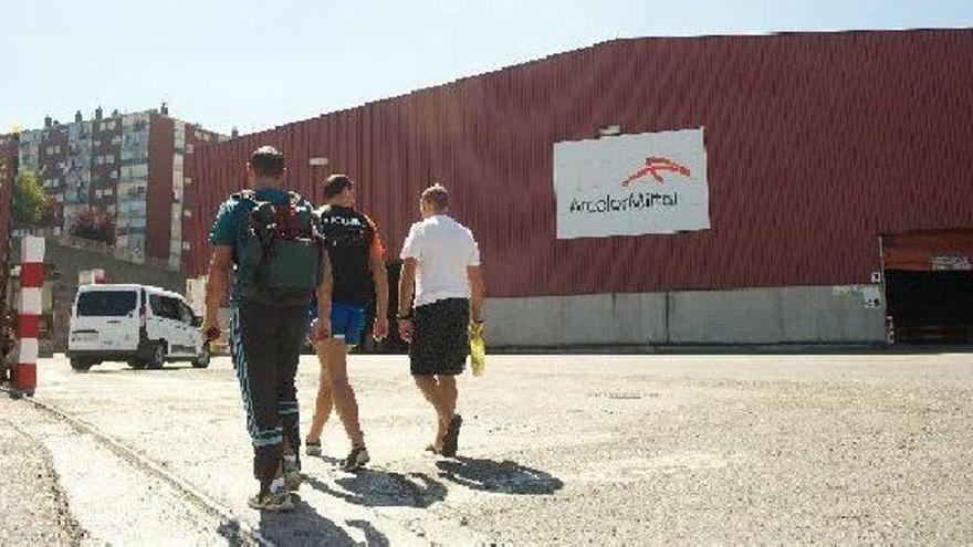 Protestan ante Arcelor-Mittal por la muerte ayer de un trabajador de 39 años
