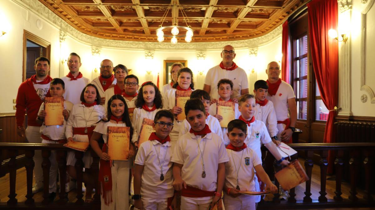 La corporación infantil posa con los concejales del Ayuntamiento de Corella.
