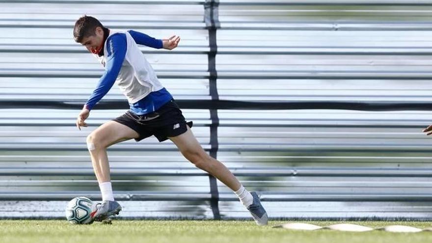 Oihan Sancet conduce el balón durante el entrenamiento del pasado miércoles.