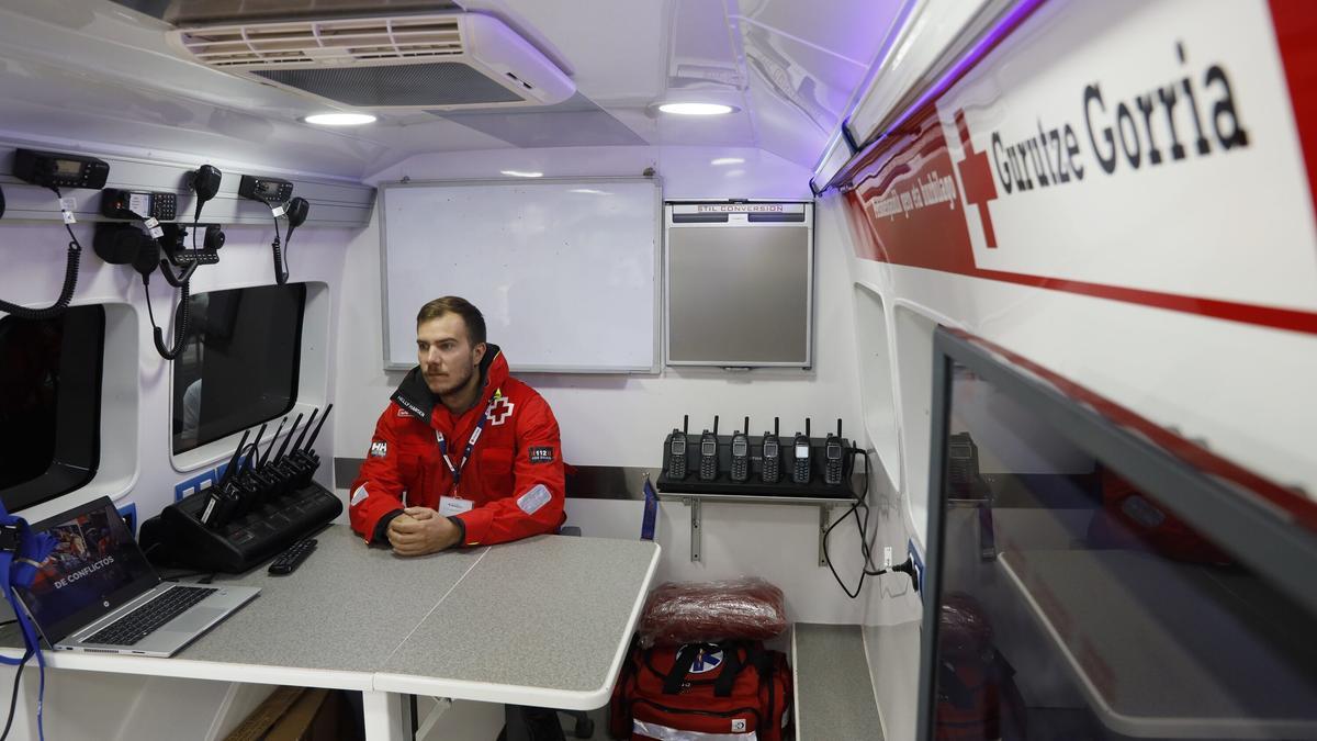 Ander Larrazabal, Jefe de Operaciones de Cruz Roja, en el interior de el Centro Móvil de Operaciones (CMO)
