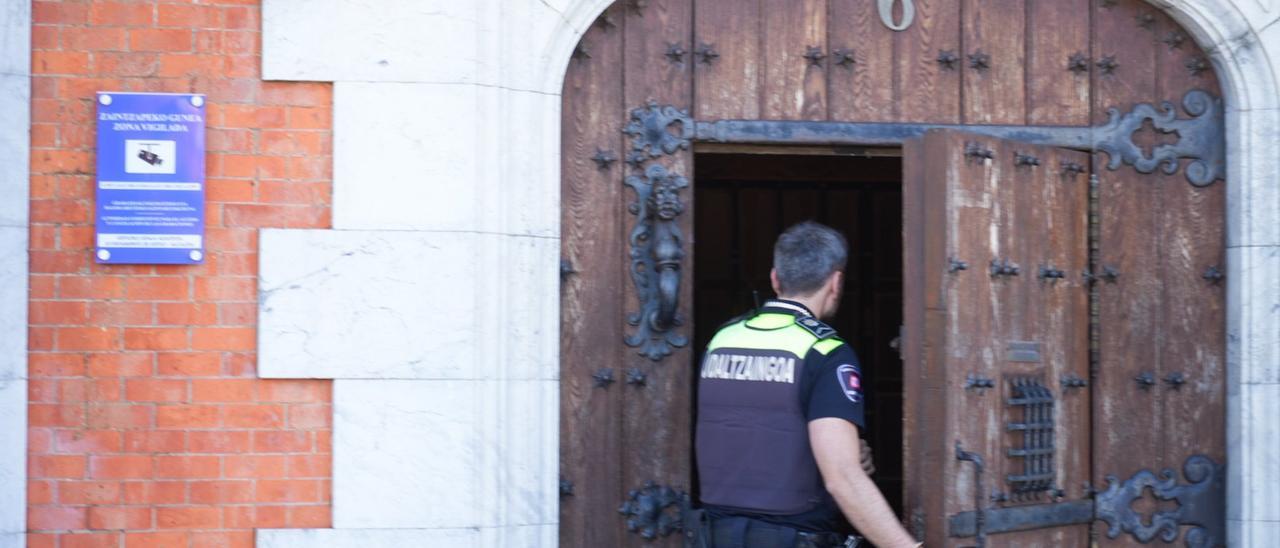 En imágenes: la Ertzaintza registra el Ayuntamiento de Getxo por el 'caso palacete'