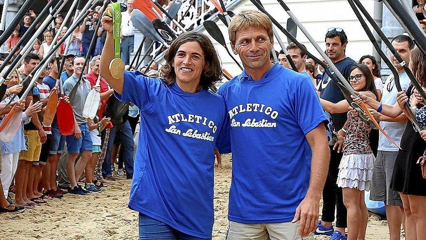 Maialen Chourraut y Xabi Etxaniz, en el homenaje que les brindó el Atlético San Sebastián después de que la lasartearra lograra el oro olímpico en los Juegos de Río.