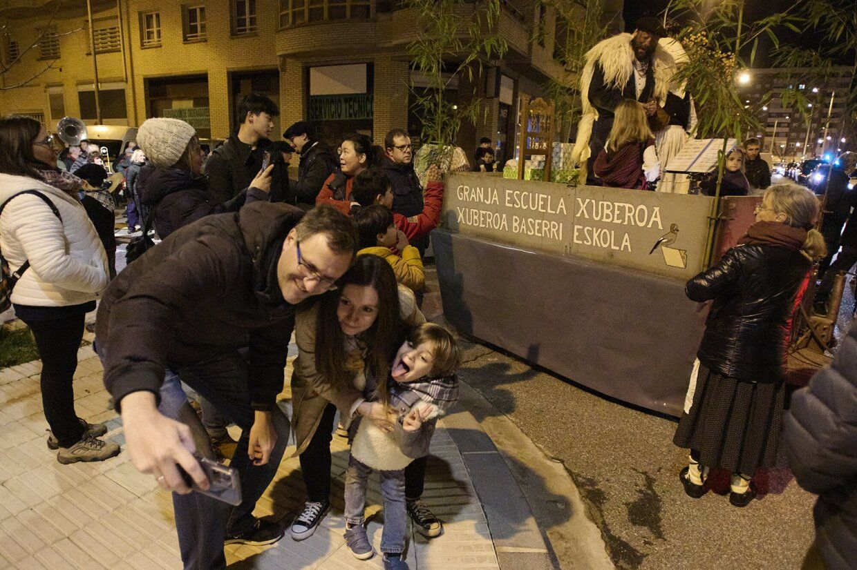 Olentzero y Mari Domingi recogen las últimas cartas en Iturrama