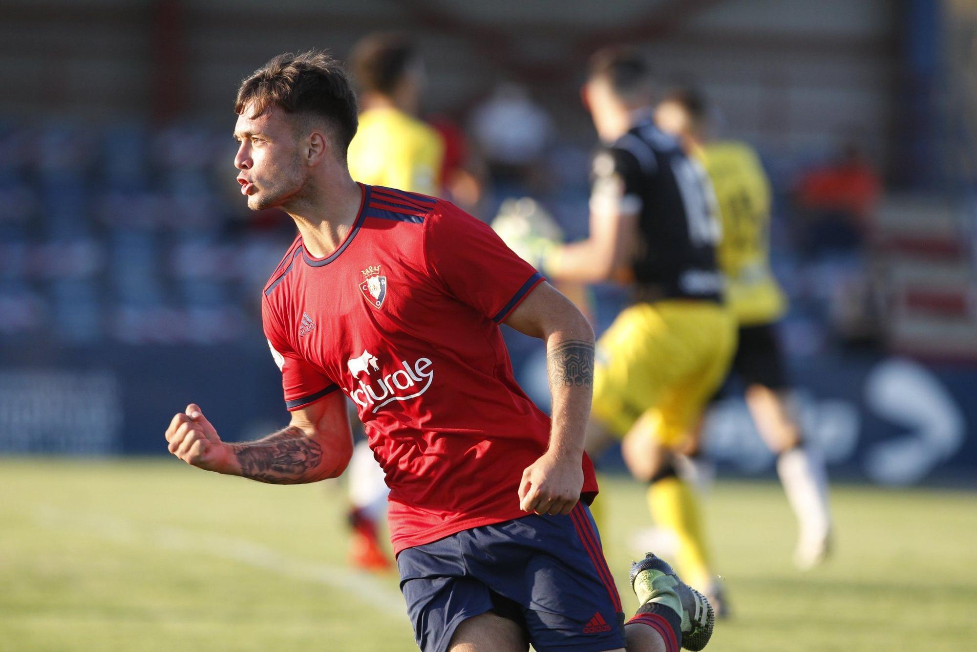 Kevin Soeiro celebra un gol con Osasuna Promesas.