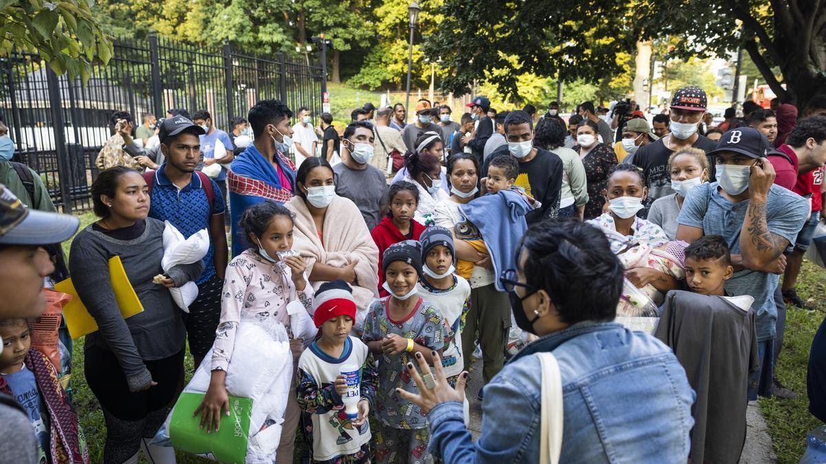 Varios de los migrantes ante la residencia de Kamala Harris. Varios de los migrantes ante la residencia de Kamala Harris.