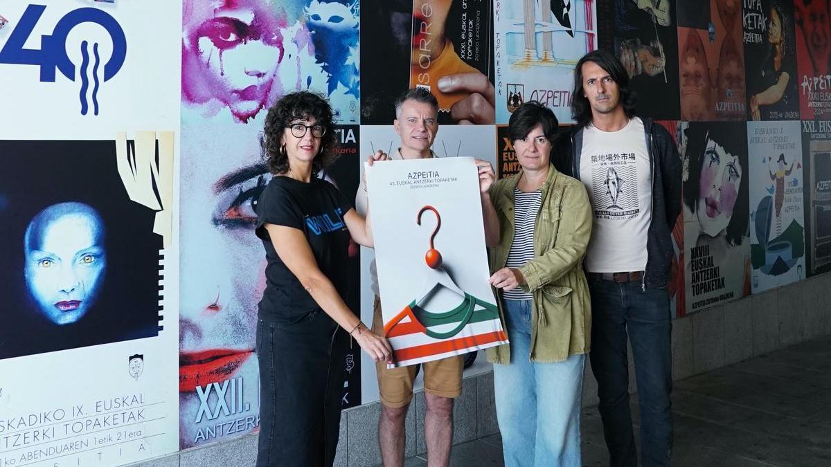 José Ángel Liger y el cartel ganador, junto a los organizadores de los Encuentros de Teatro de Azpeitia