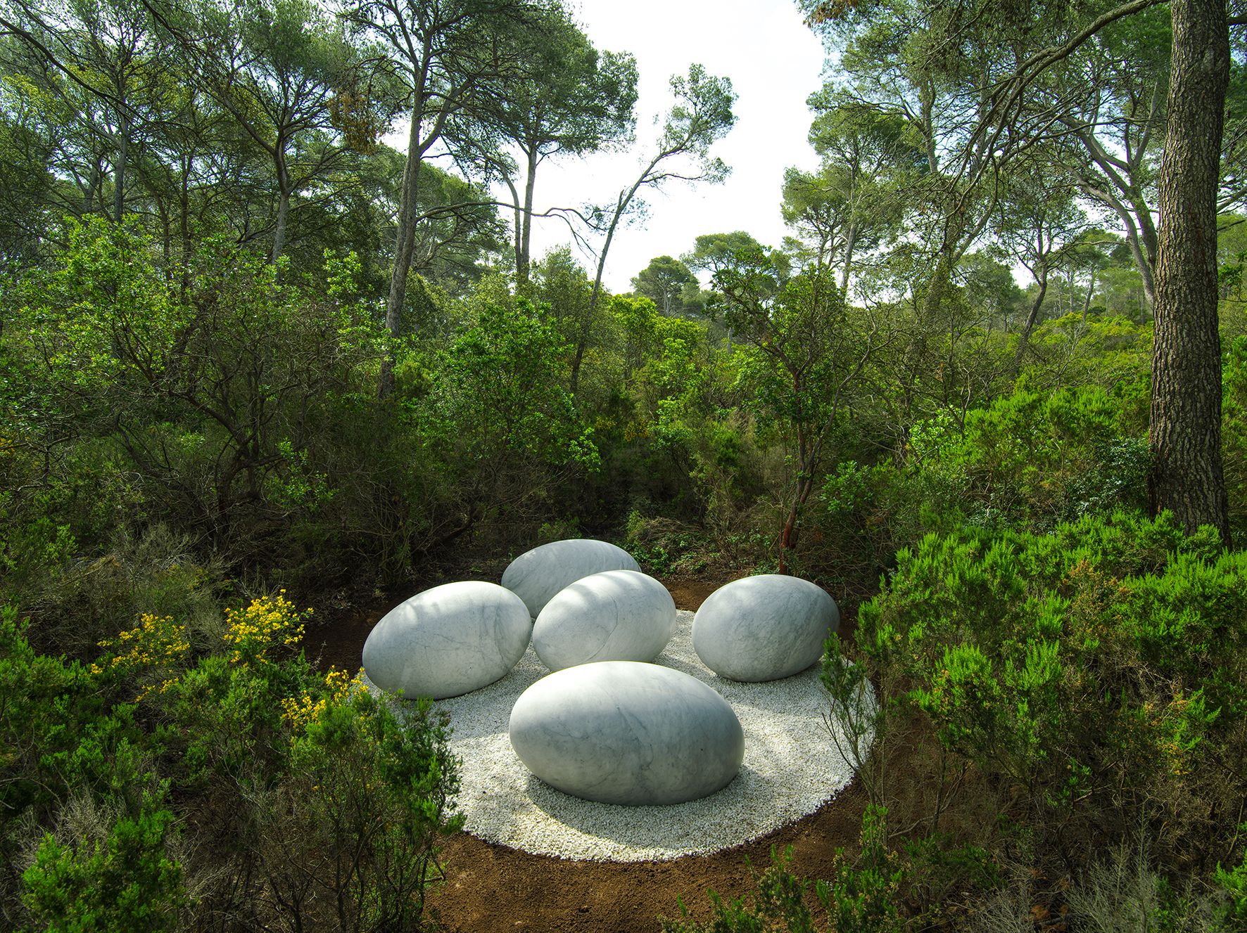 Huevos de mármol creados por Nils Udo.