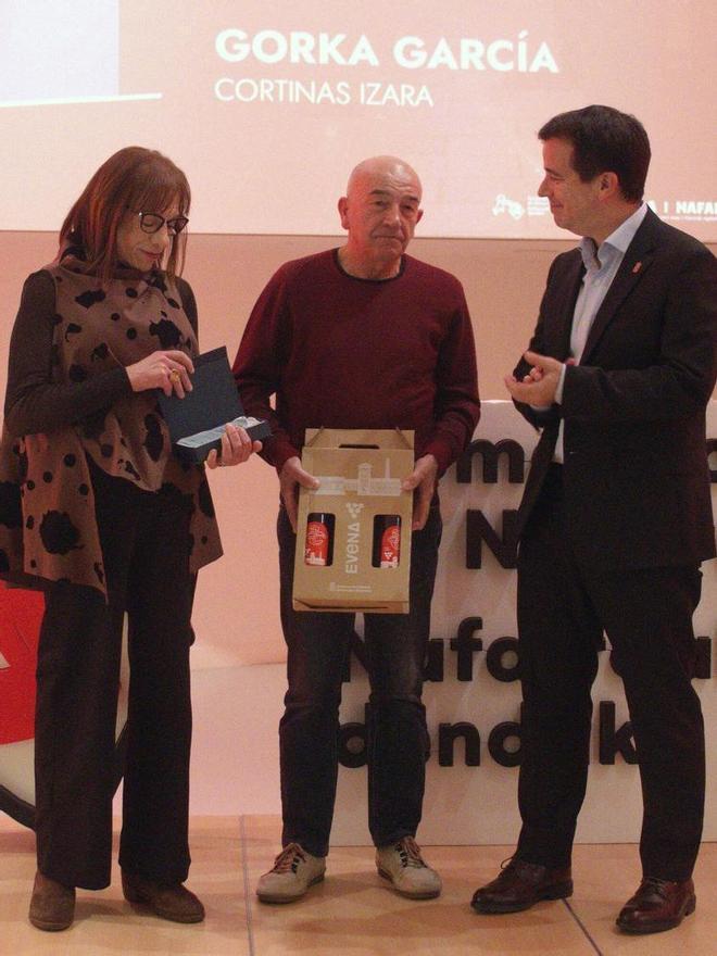 Ana Díaz y Gorka García en la Gala del Comercio con el consejero Irujo