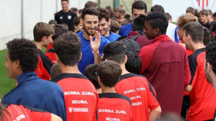 Aritz Aduriz saluda a varios participantes del campus del Athletic en un entrenamiento de esta pretemporada.