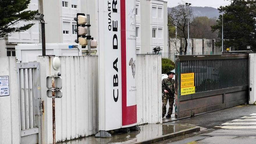 Un hombre armado en el cuartel de Varces-Allières-et-Risset.