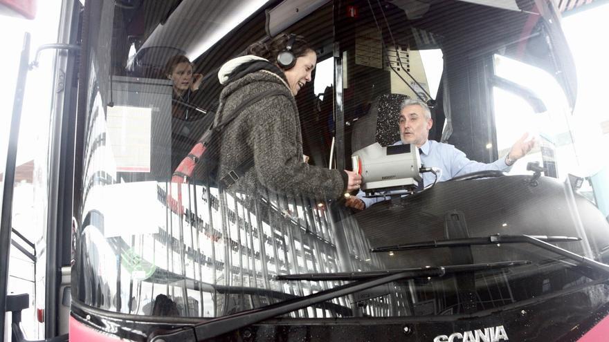 Elkarrekin pide mejorar las condiciones del servicio de autobús de los trabajadores al parque de Miñano