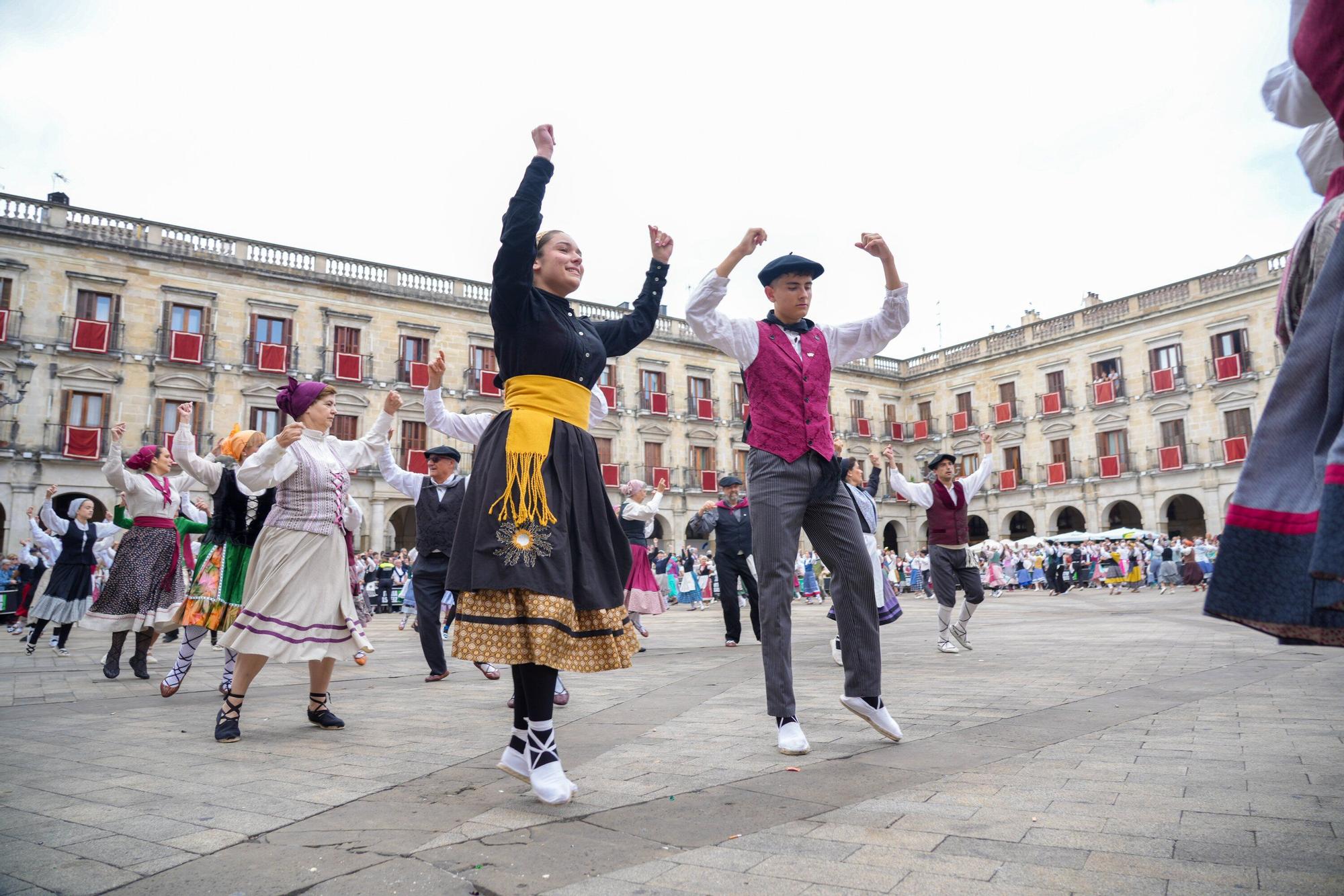En imágenes: Los dantzaris se adueñan de la Plaza Nueva en el tradicional Zortziko
