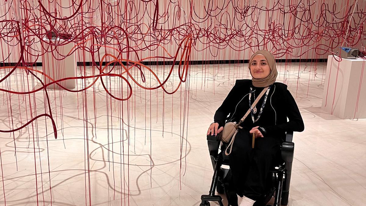 La creadora palestina posa en Azkuna Zentroa.