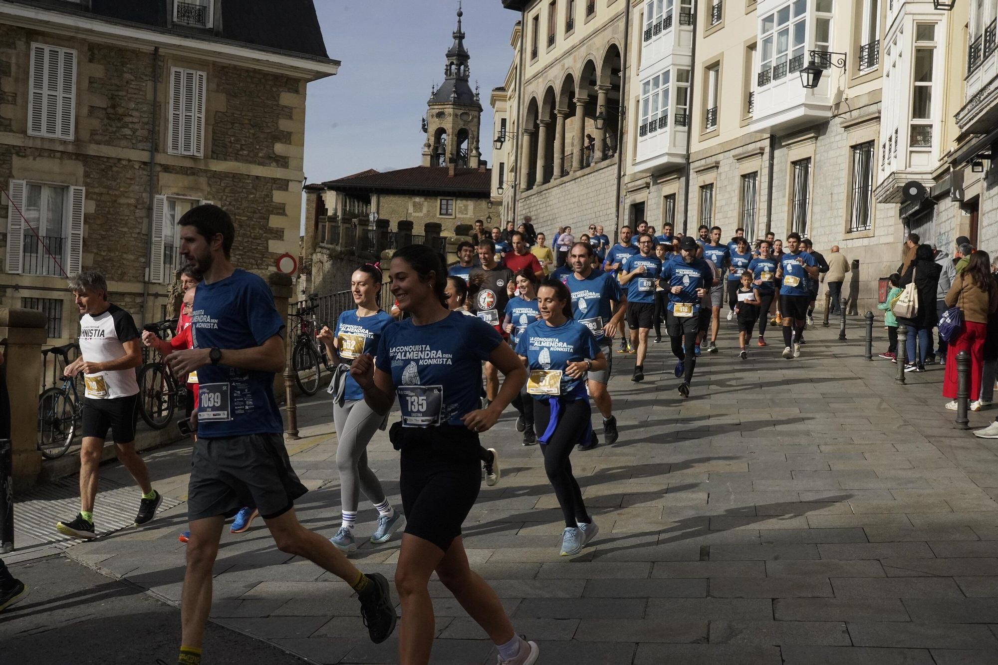 En imágenes: Miles de personas conquistan la Almendra de Gasteiz