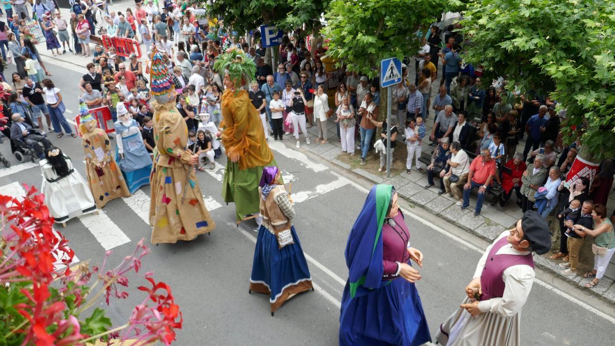 Los gigantes de Etxarri Aranatz aportaron alegría e ilusión al arranque festivo.