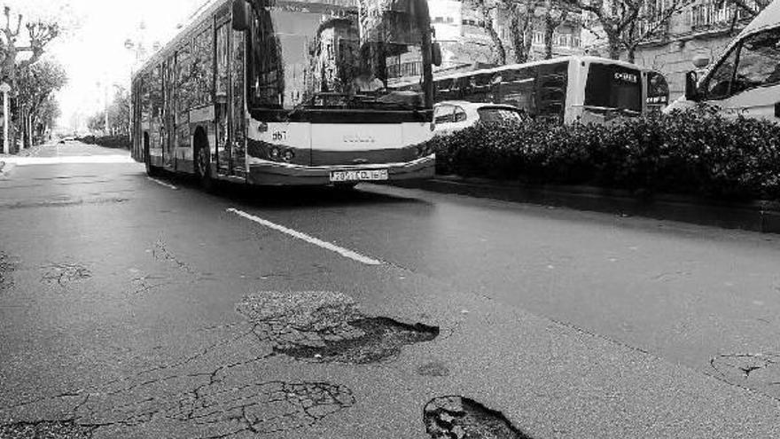 Heridas en el asfalto de la avenida de la Libertad