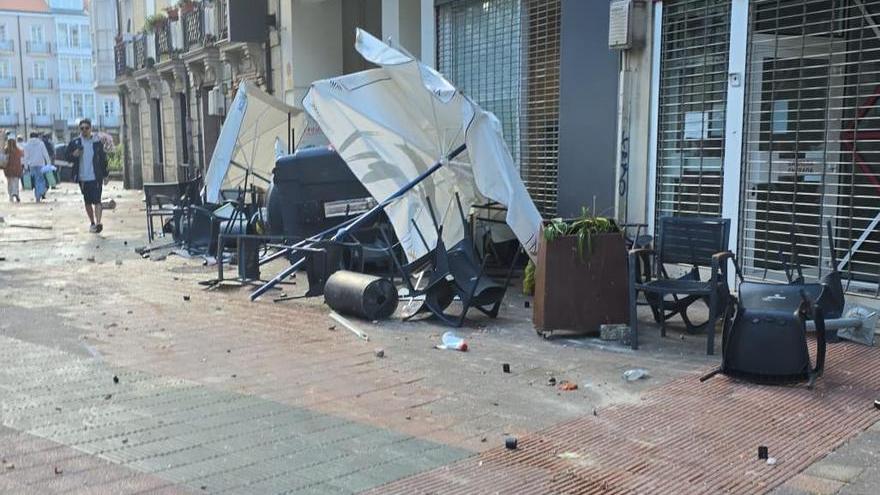 El mobiliario de la terraza de un bar de Siervas de Jesús ha quedado dañado