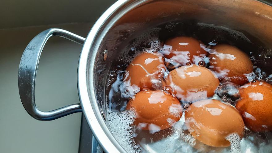 Este es el inesperado beneficio de aprovechar el agua de cocer huevos que queda en la cazuela