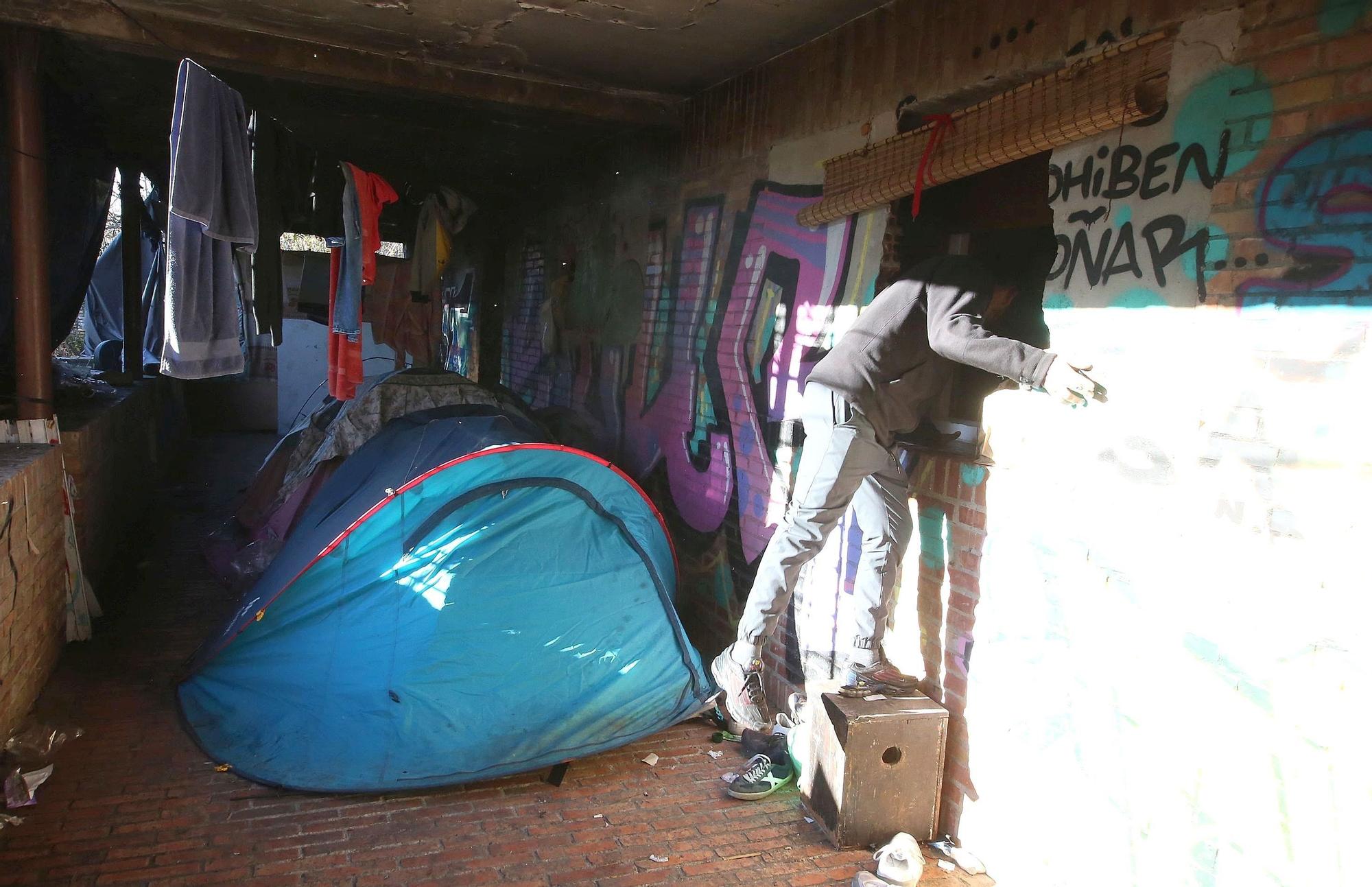 Fotos del antiguo convento de las Agustinas en Aranzadi, en ruinas, donde malviven decenas de personas