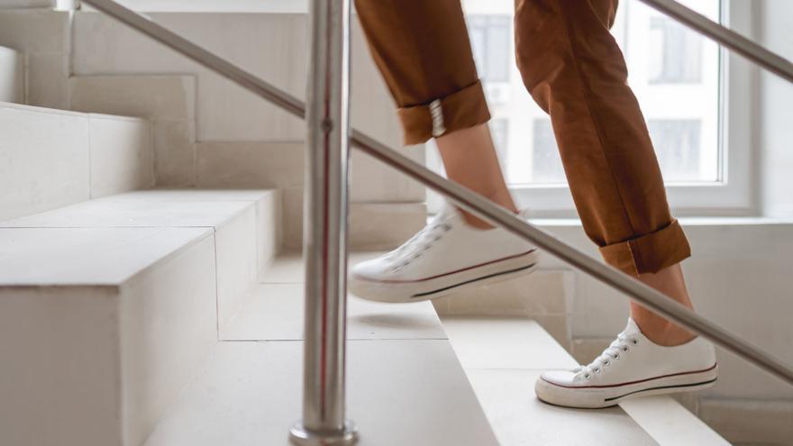 Una rampa y tres escalones