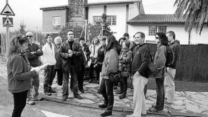 Los visitantes, en un momento del recorrido del municipio.