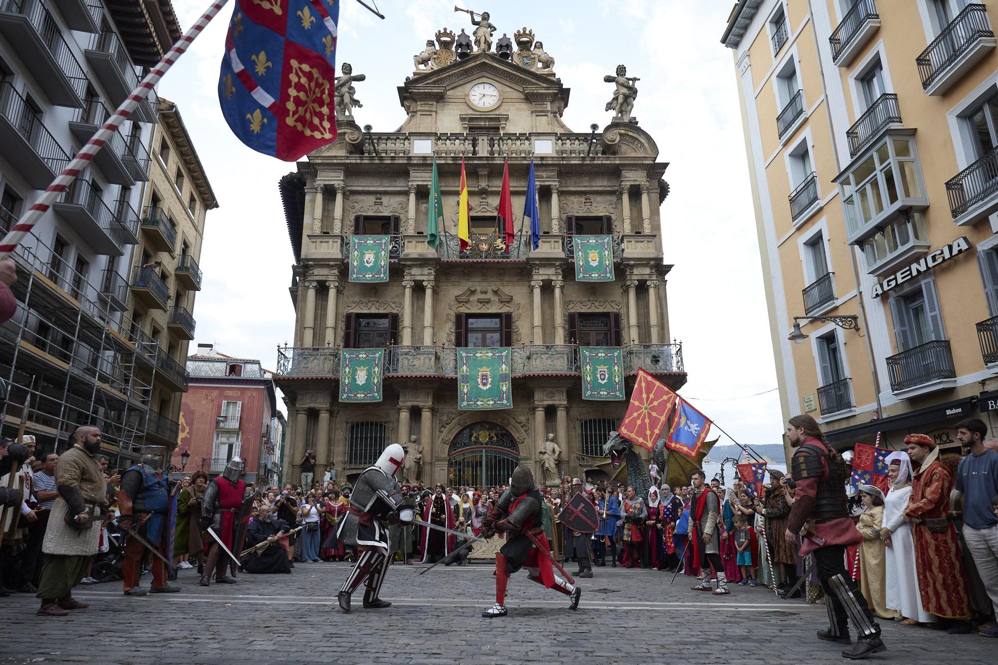 Fotos de la ceremonia de coronación de Carlos III, rey que unificó los tres burgos de Pamplona