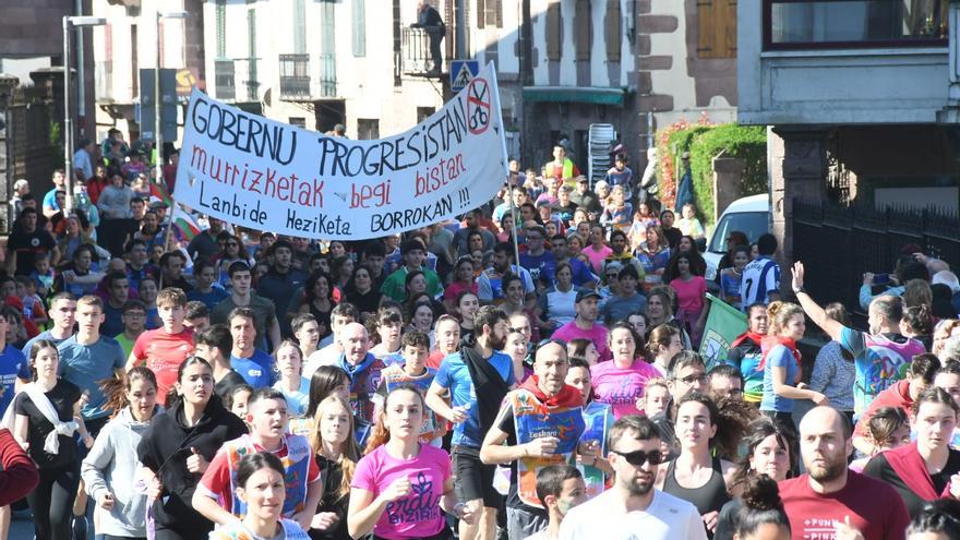 La Korrika pasa por Elizondo con gran participación y ambiente festivo