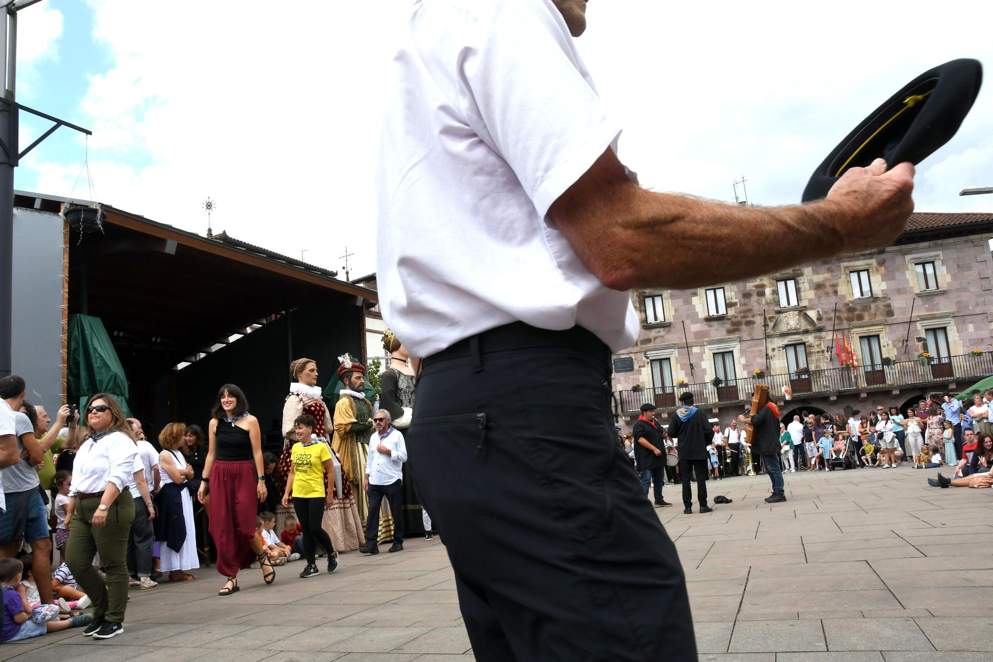 Elizondo celebra su día grande con bailes de gigantes y mutildantzak