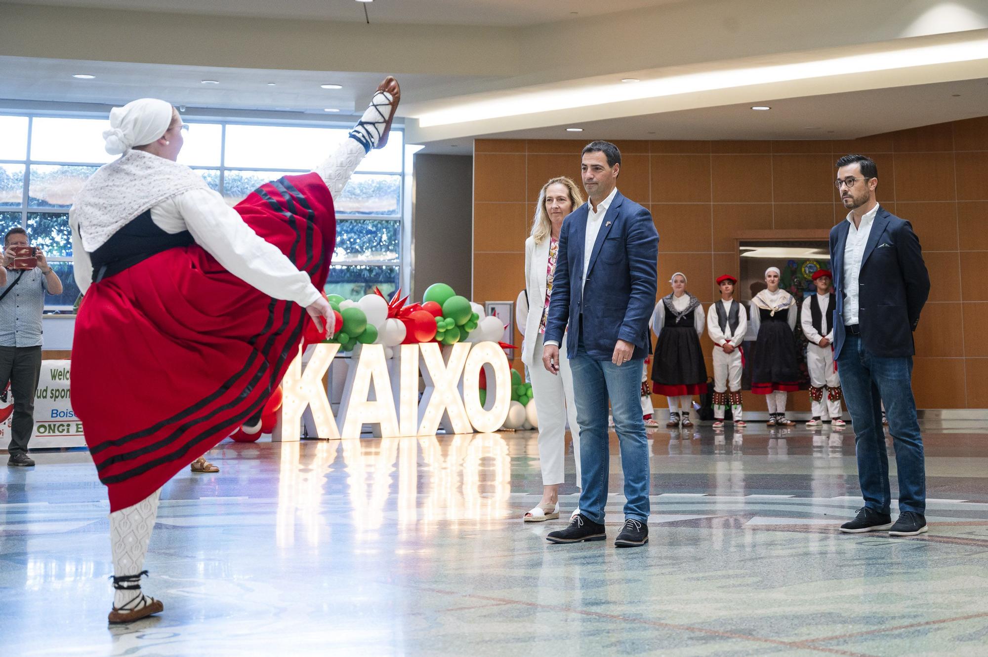 El lehendakari, Imanol Pradales, es recibido en el aeropuerto de Boise (Estados Unidos) a su llegada para participar en el Jaialdi