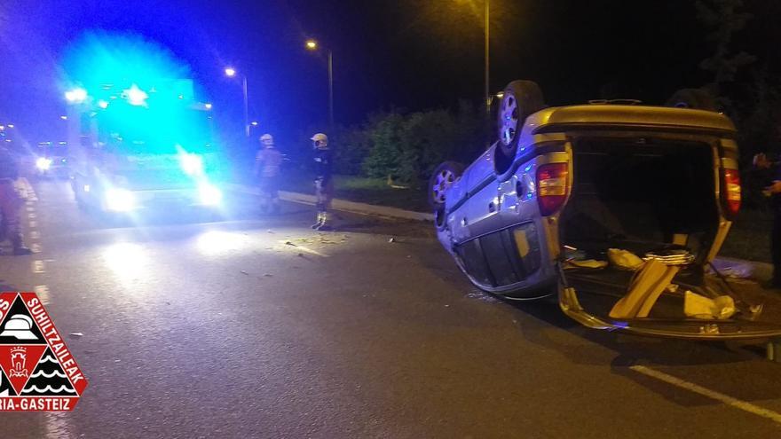 Vuelca un coche en la calle Bulevar de Mariturri de Vitoria