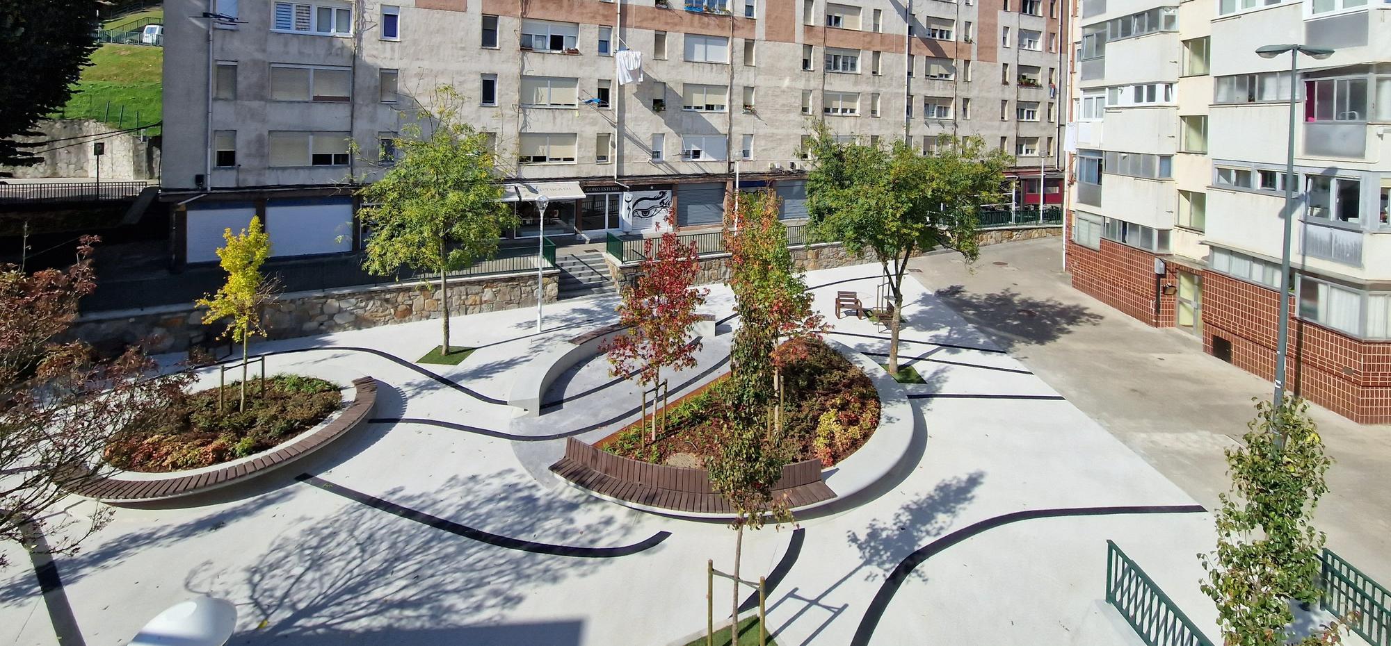 Así luce la renovada plaza Zizeruena de Otxarkoaga