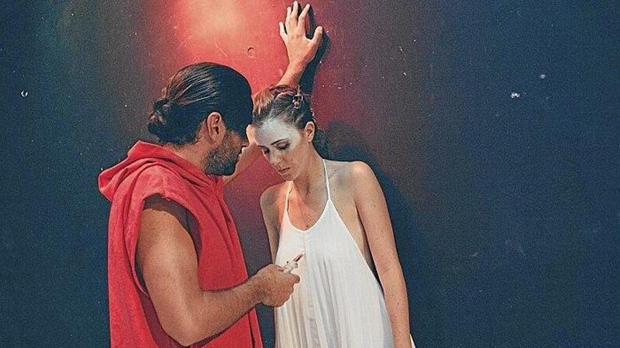 Mateu Bosch y Marta Fuenar dan vida a Ricardo III y Lady Ana en una obra representada en un pequeño teatro off de Madrid.