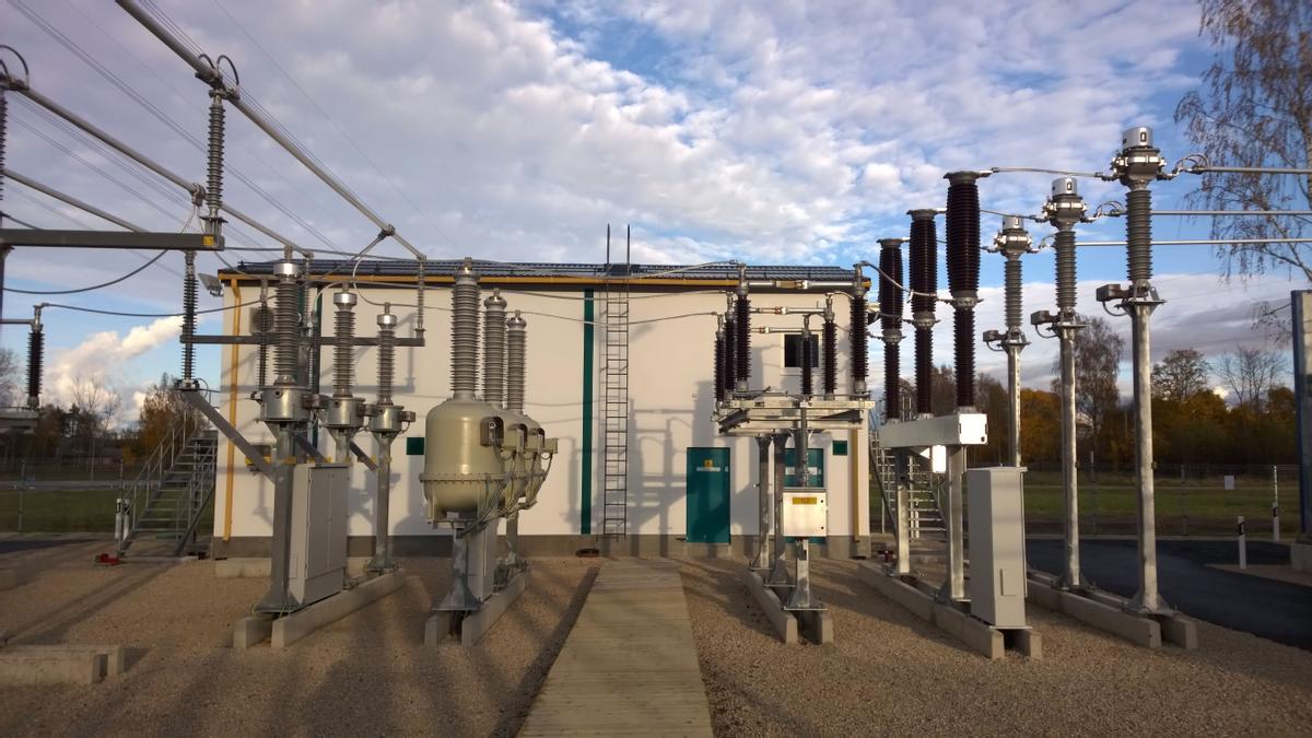 Vista de una instalación de alta tensión equipada con transformadores de servicio, encargados de suministrar energía auxiliar directamente desde la línea