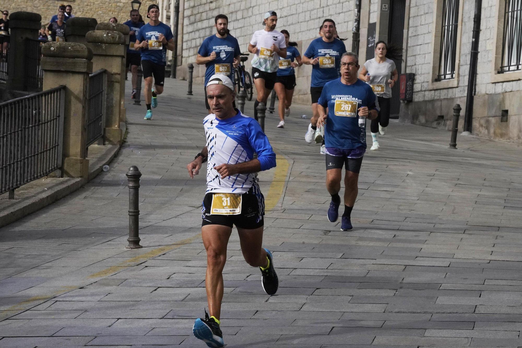En imágenes: Miles de personas conquistan la Almendra de Gasteiz