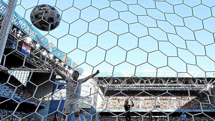 Oyarzabal celebra el gol marcador por Morata, el cuarto de España frente a Croacia. Foto: Afp