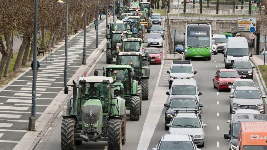 En imágenes: Una nueva tractorada recorre las calles de Vitoria
