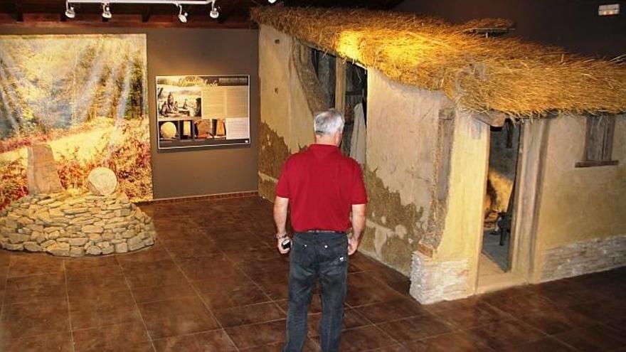 La recreación de un túmulo funerario y una cabaña del recinto destacan en la muestra.