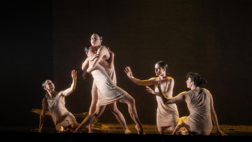 Taiat Dansa coreografía en el Teatro Gayarre a Lorca en 'Las hijas de Bernarda'