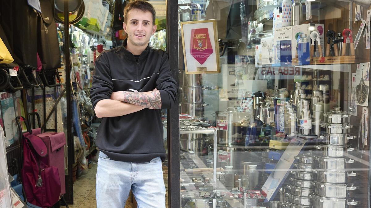 Telmo, de 25 años, tomó las riendas de la centenaria ferretería en enero de 2024