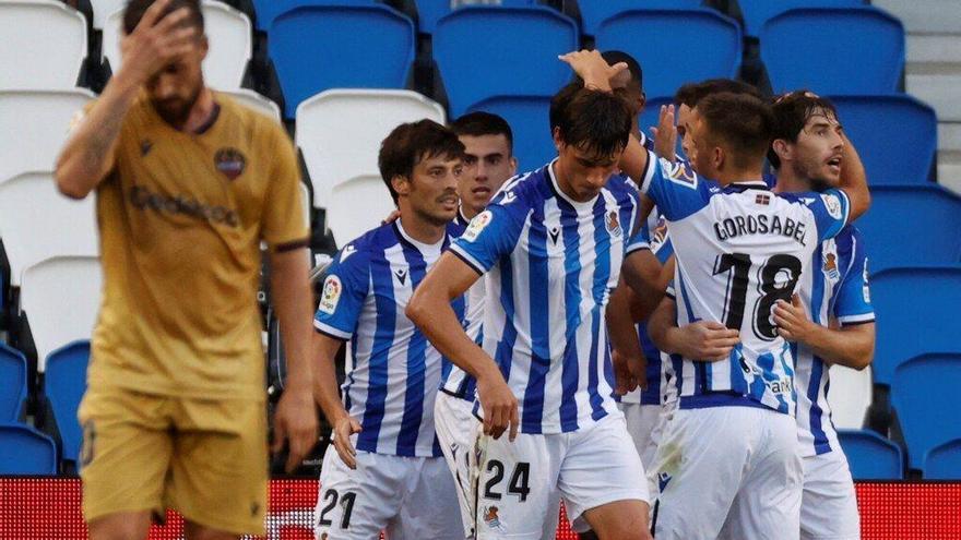 Los jugadores de la Real celebran el gol de Barrenetxea que sirvió para ganar al Levante 1-0 en Anoeta en la primera vuelta.