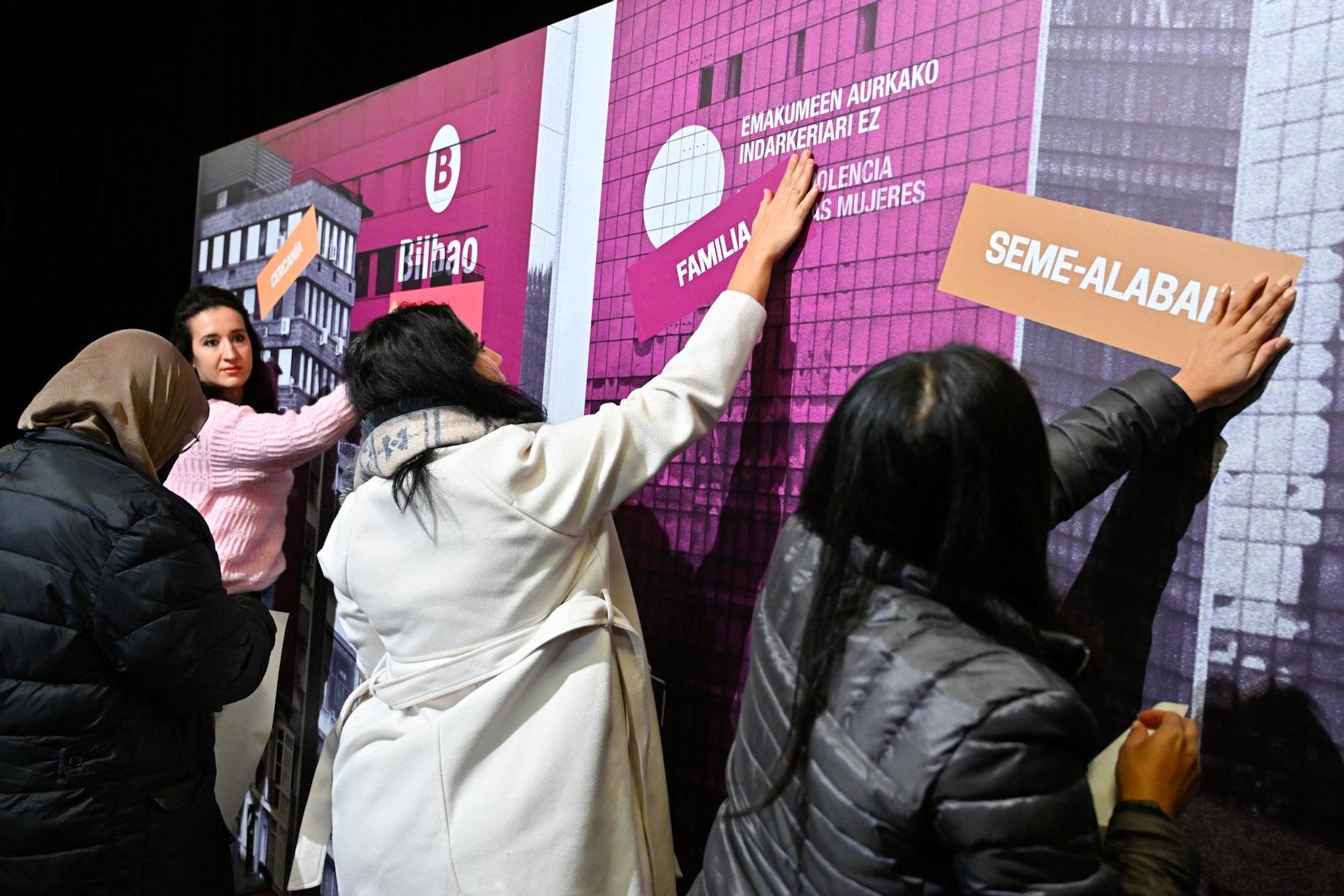 En imágenes: El Ayuntamiento de Bilbao conmemora el 25N con un acto simbólico en el Teatro Campos Elíseos