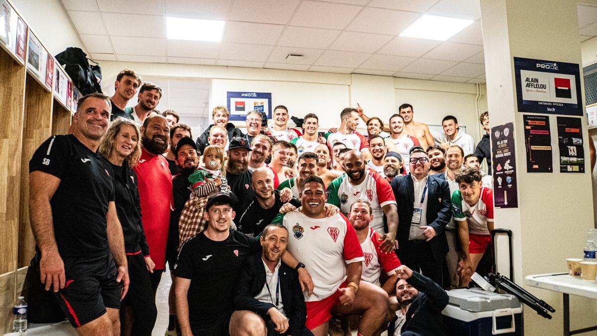 La plantilla y el staff del Biarritz, tras la victoria, con Ekain Imaz arriba en el centro.