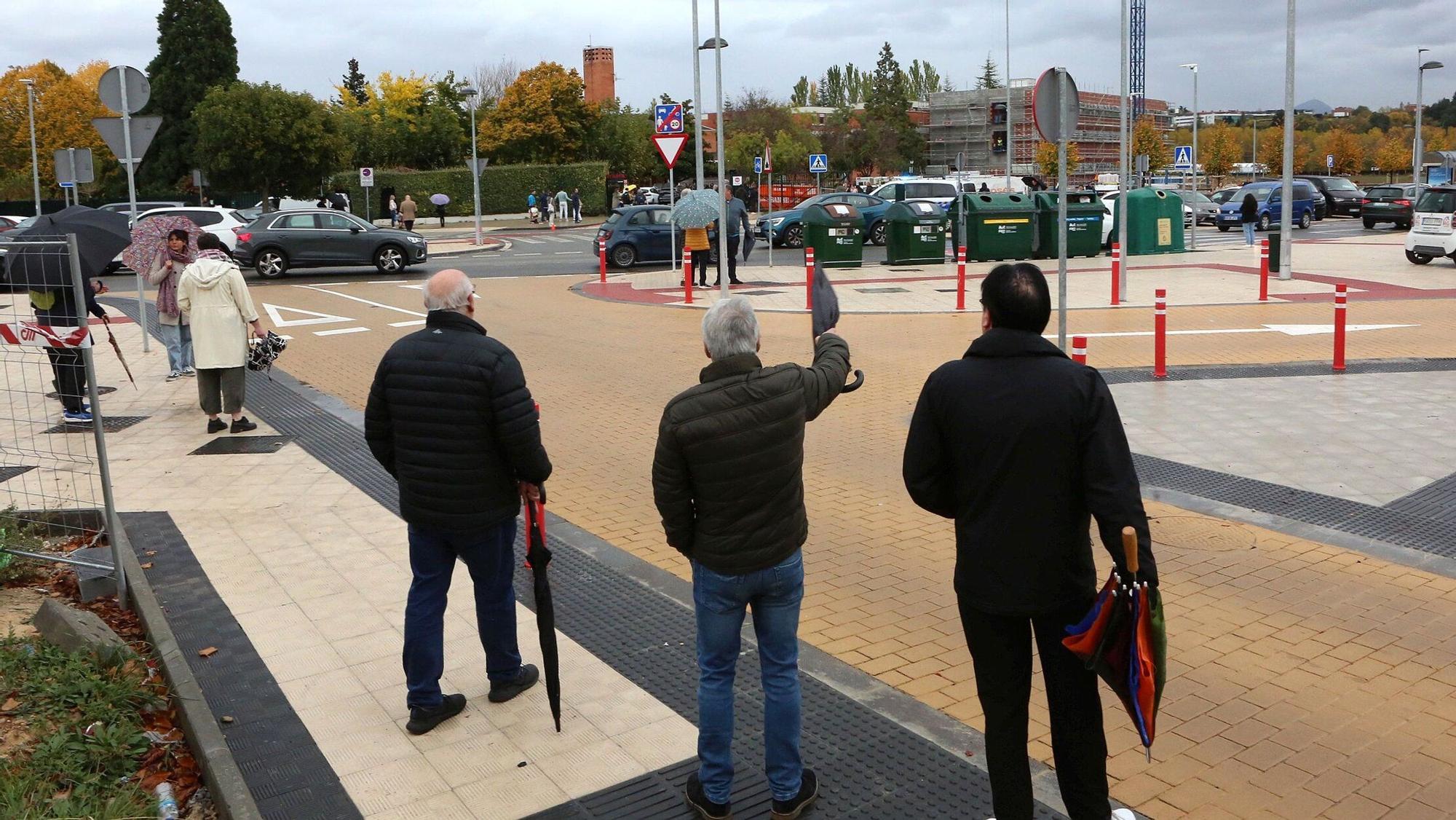 Movilización vecinal en la Txantrea contra los coches mal aparados a la salida del colegio