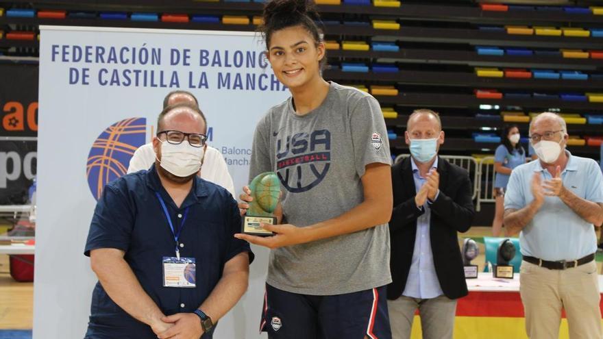 La &#039;vitoriana&#039; Lauren Betts debuta en la NCAA