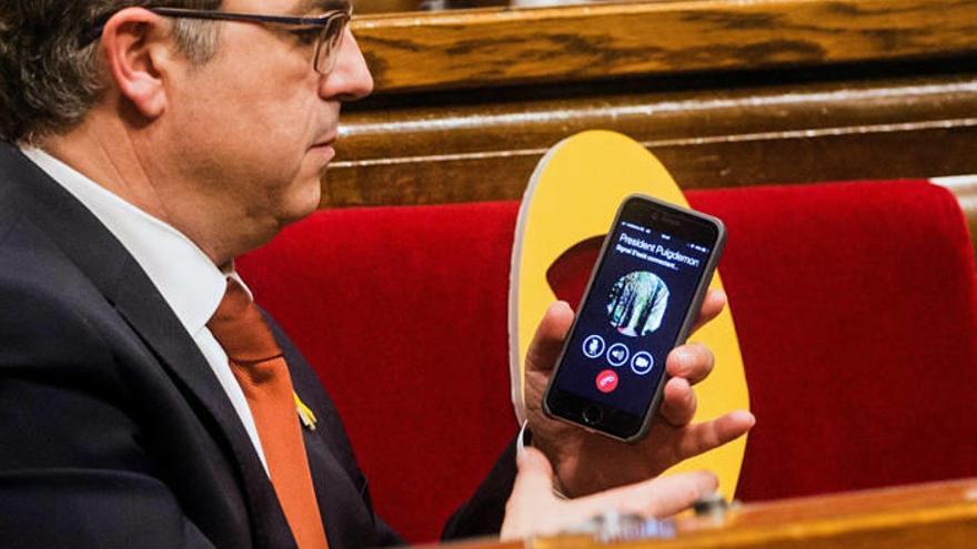 Puigdemont, al teléfono de Jordi Turull.