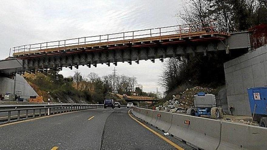 Imagen del puente sobre la autopista