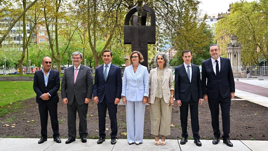 La monumental escultura &#039;Elogio del hierro III&#039; de Chillida vuelve a Bilbao