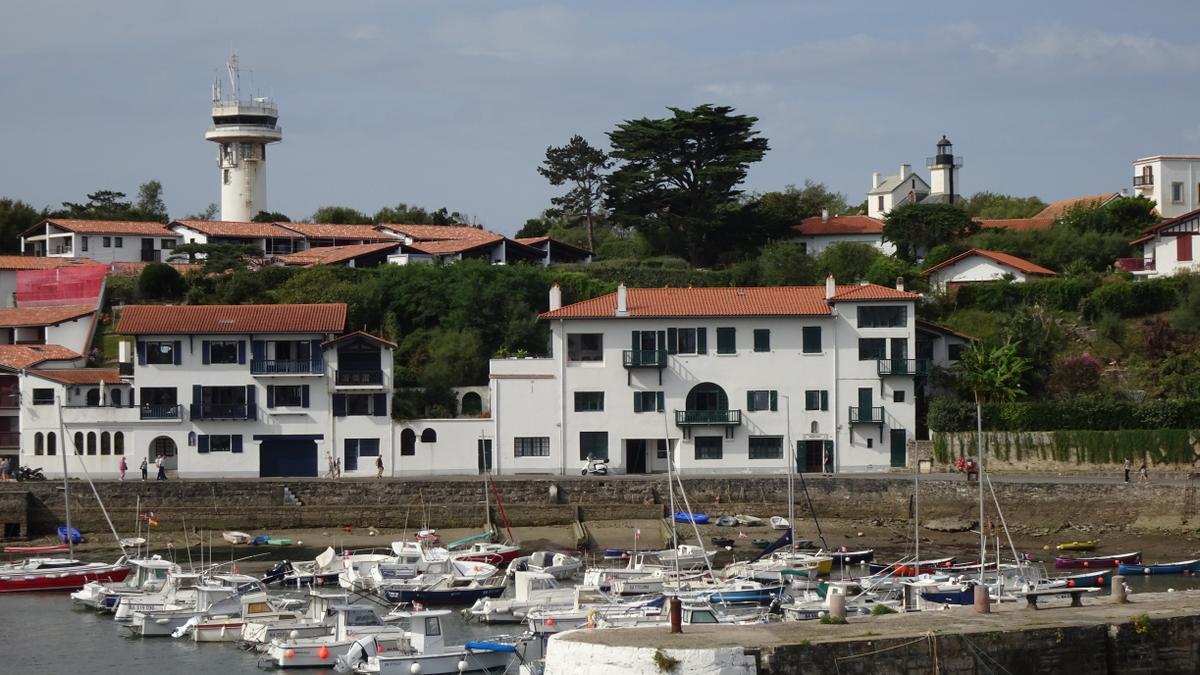 El semáforo y el faro se elevan por encima de Zokoa y su puerto.